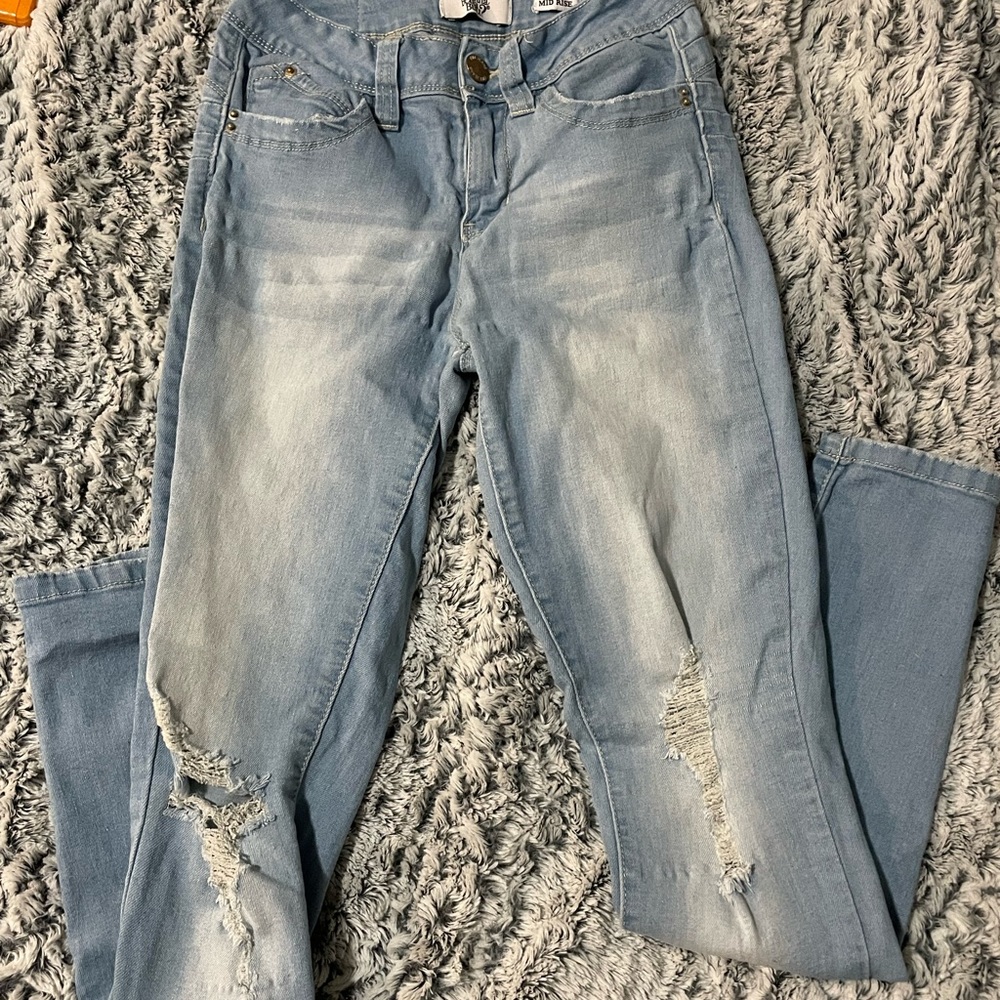 mid rise ripped jeans, size 3